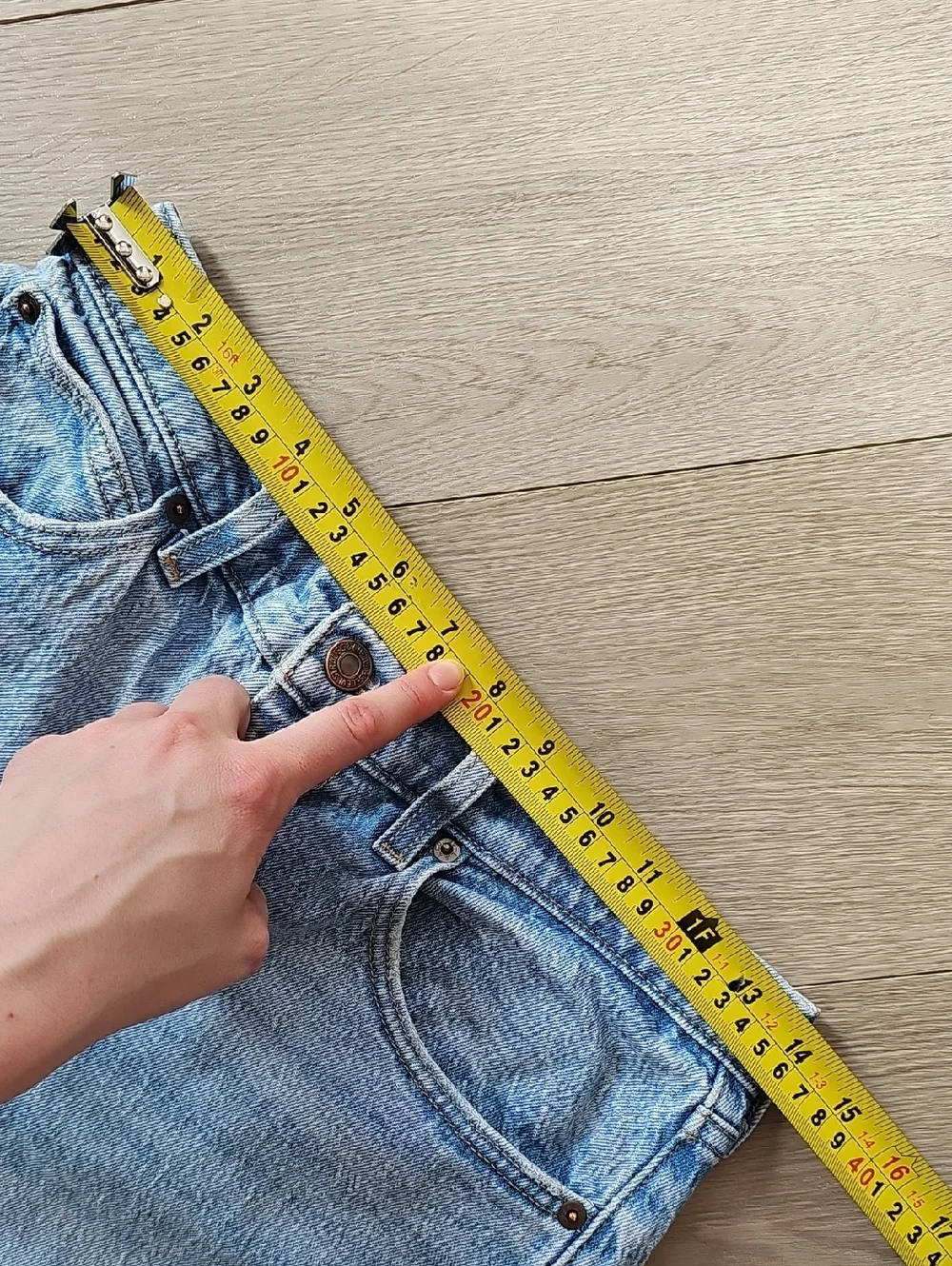 Levi's Premium 70s High Slim Straight Medium Wash Jeans, Sz 28 *Stains - Read - Picture 13 of 16